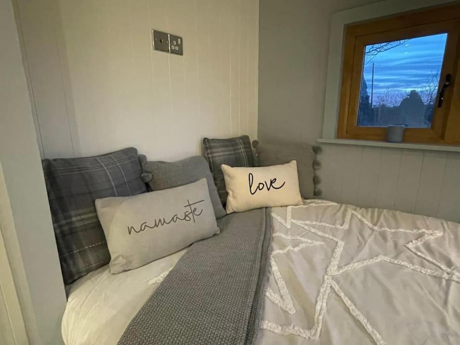 The Hut@Trefechan Wen - Coastal Coziness! Goodwick Kültér fotó