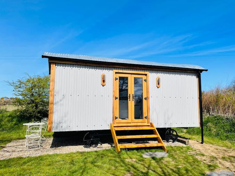 The Hut@Trefechan Wen - Coastal Coziness! Goodwick Kültér fotó