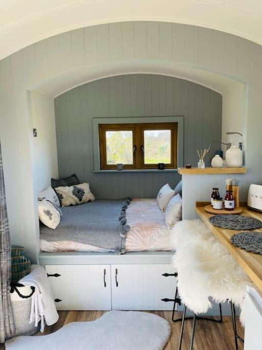 The Hut@Trefechan Wen - Coastal Coziness! Goodwick Kültér fotó