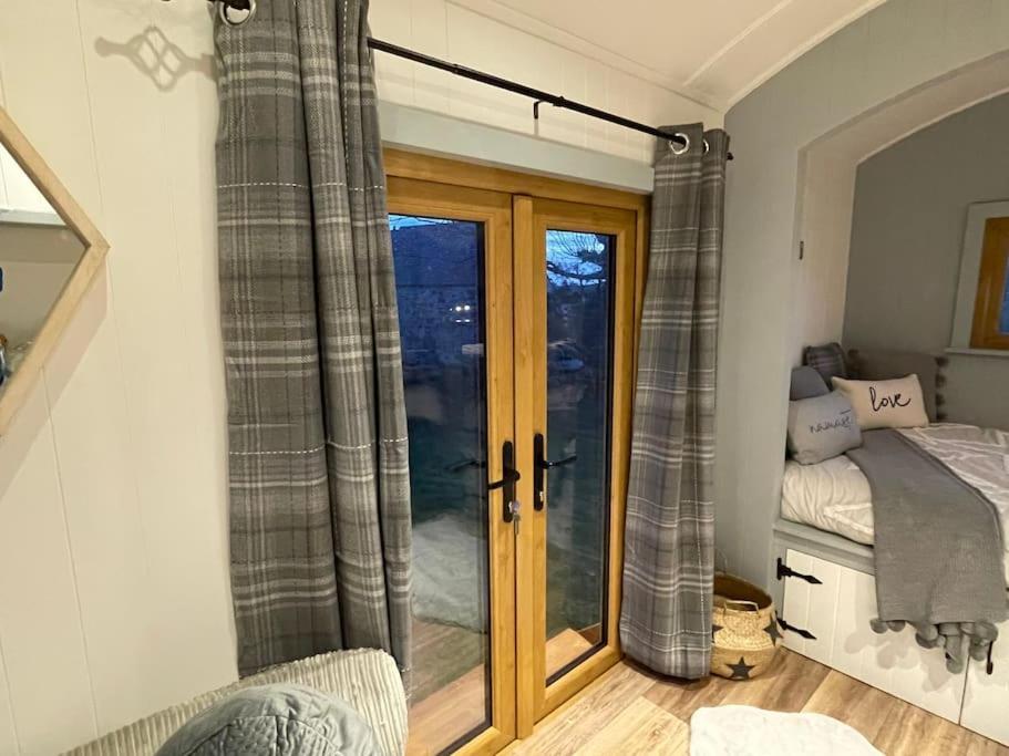 The Hut@Trefechan Wen - Coastal Coziness! Goodwick Kültér fotó