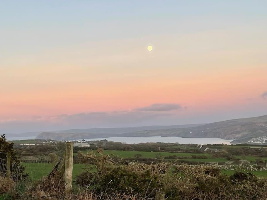 The Hut@Trefechan Wen - Coastal Coziness! Goodwick Kültér fotó