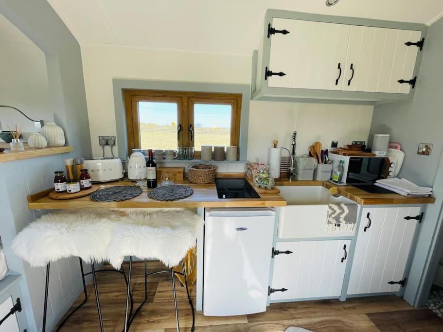 The Hut@Trefechan Wen - Coastal Coziness! Goodwick Kültér fotó